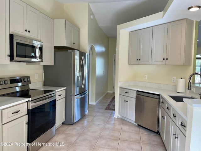 10448 Canary Avenue, Weeki Wachee, FL 34613