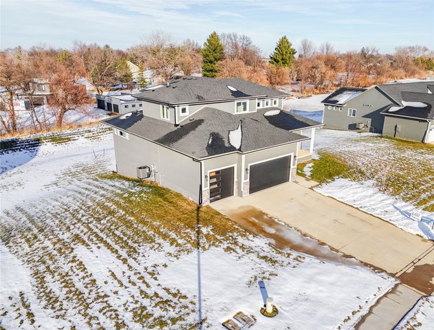 537 SE Walnut Woods Drive, West Des Moines, IA 50265