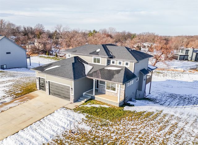 537 SE Walnut Woods Drive, West Des Moines, IA 50265