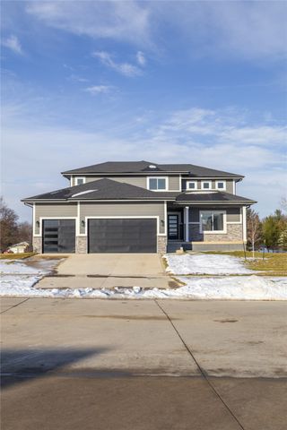 537 SE Walnut Woods Drive, West Des Moines, IA 50265