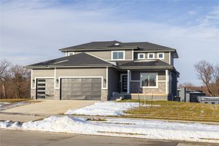 537 SE Walnut Woods Drive, West Des Moines, IA 50265
