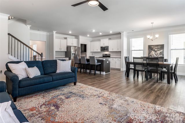 615 Fox Cove Road, Hendersonville, NC 28792
