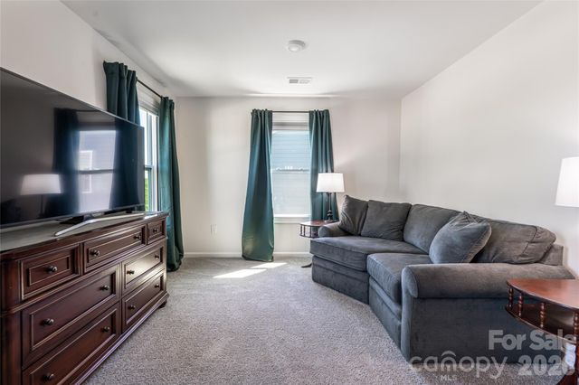615 Fox Cove Road, Hendersonville, NC 28792