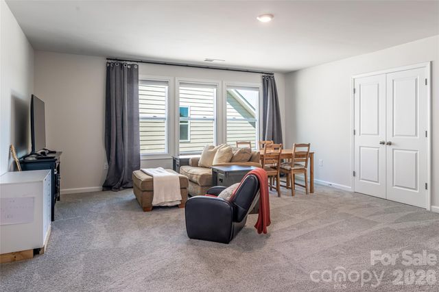 615 Fox Cove Road, Hendersonville, NC 28792