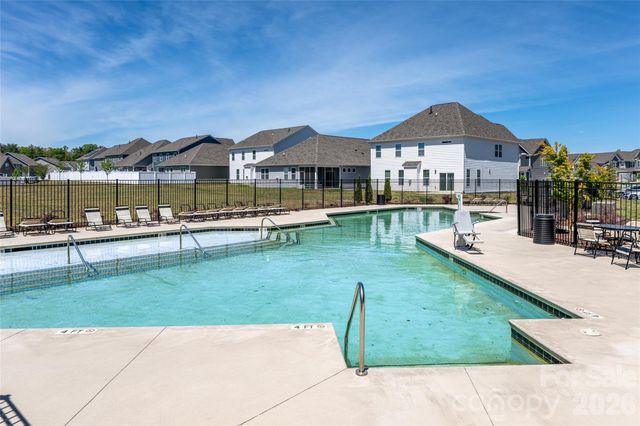 615 Fox Cove Road, Hendersonville, NC 28792