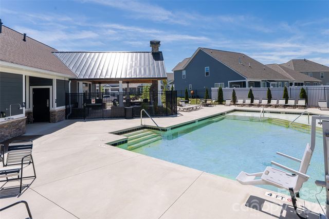 615 Fox Cove Road, Hendersonville, NC 28792