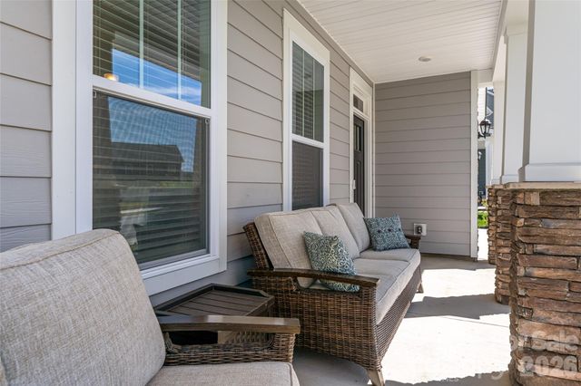 615 Fox Cove Road, Hendersonville, NC 28792