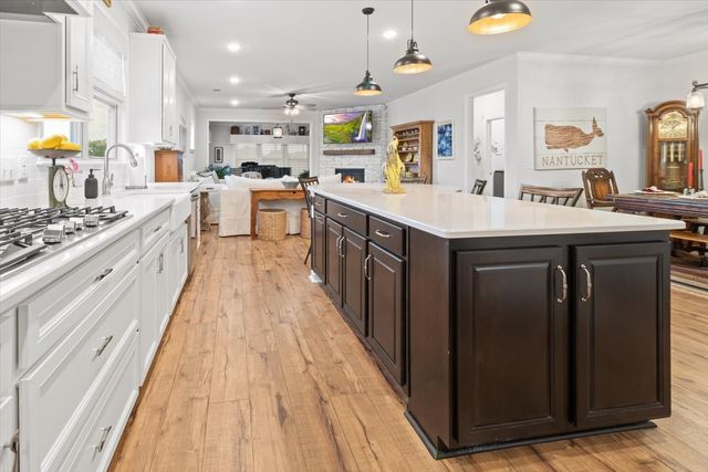 1055 Sumner Grv, Spring Hill, TN 37174