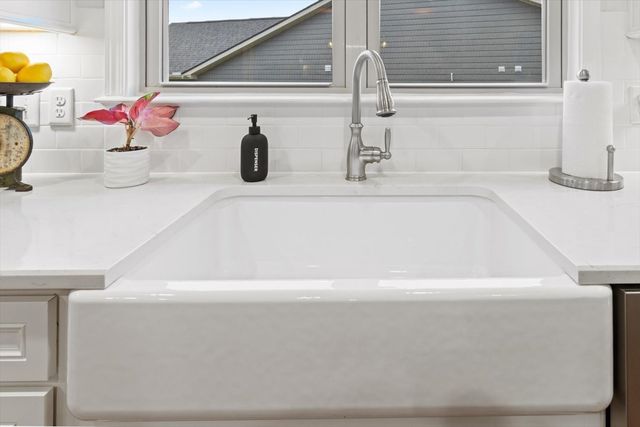 1055 Sumner Grv, Spring Hill, TN 37174