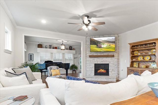 1055 Sumner Grv, Spring Hill, TN 37174