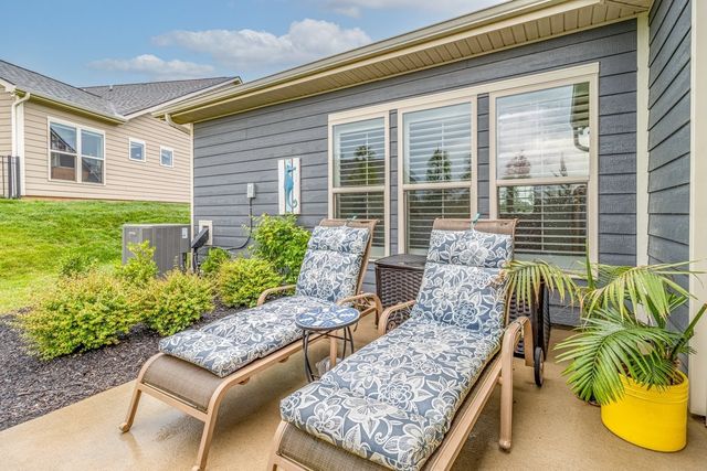 1055 Sumner Grv, Spring Hill, TN 37174