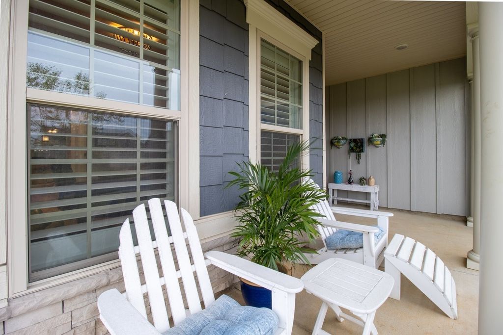 1055 Sumner Grv, Spring Hill, TN 37174