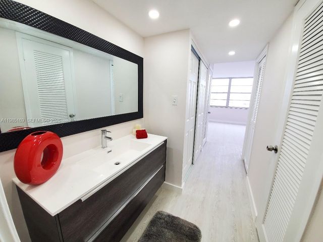 18011 Biscayne Blvd 503, Aventura, FL 33160