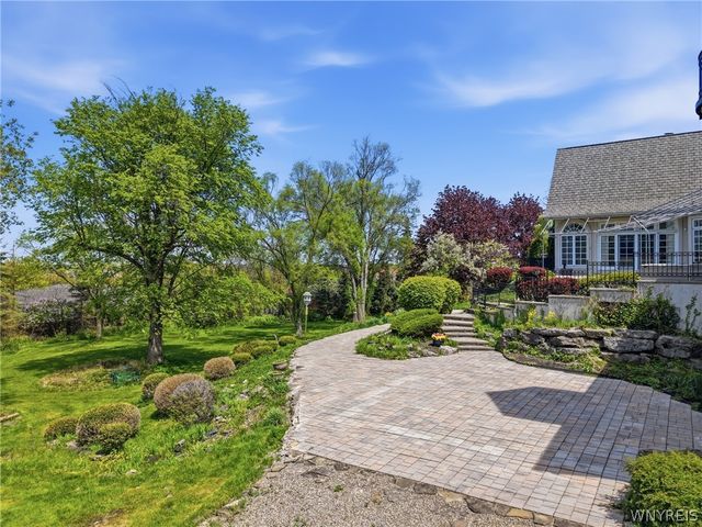 224 Village Pointe Lane, Amherst, NY 14221