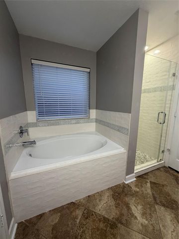 7739 Hunters Peak Lane, Baytown, TX 77523