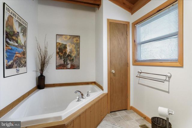 80 PURPLE FINCH LN, Berkeley Springs, WV 25411