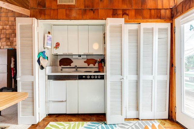 22814 Vida Street, Galveston, TX 77554