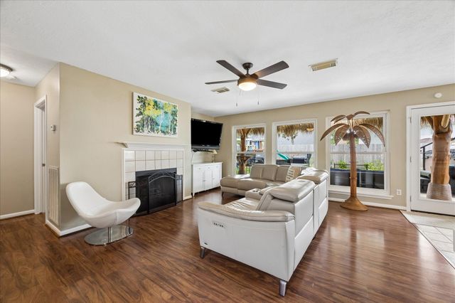 1910 Lori Court, Seabrook, TX 77586