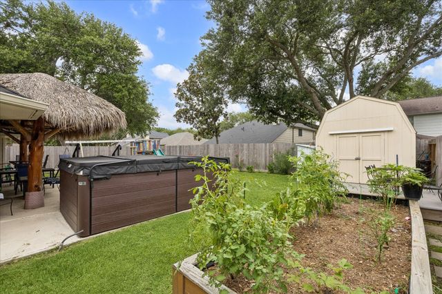 1910 Lori Court, Seabrook, TX 77586