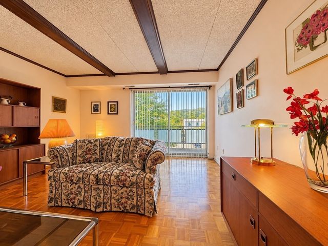 57 Broadlawn Park 3A, Boston, MA 02467