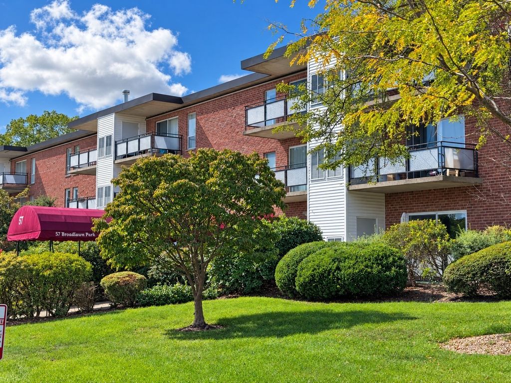 57 Broadlawn Park 3A, Boston, MA 02467