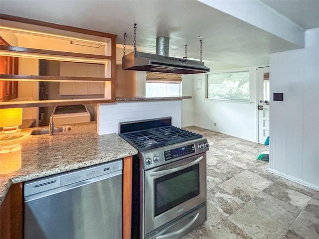 530 Circle Way, Lake Jackson, TX 77566