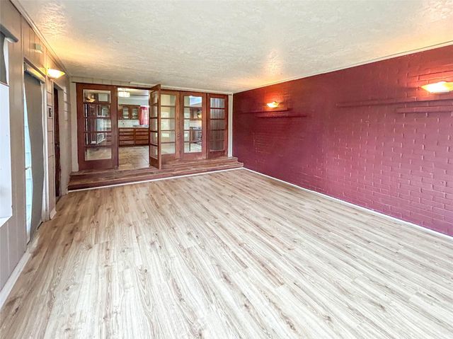 530 Circle Way, Lake Jackson, TX 77566