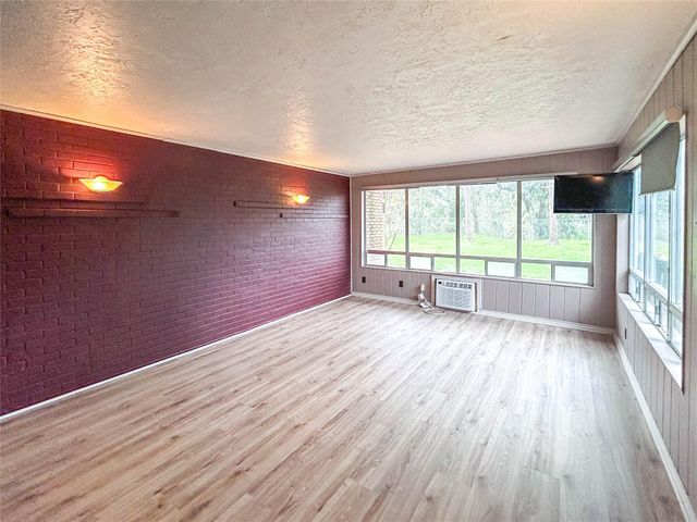 530 Circle Way, Lake Jackson, TX 77566