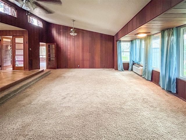 530 Circle Way, Lake Jackson, TX 77566