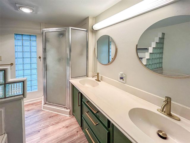 530 Circle Way, Lake Jackson, TX 77566