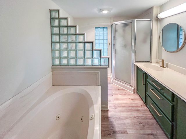 530 Circle Way, Lake Jackson, TX 77566