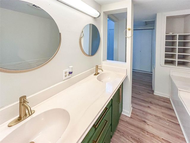 530 Circle Way, Lake Jackson, TX 77566