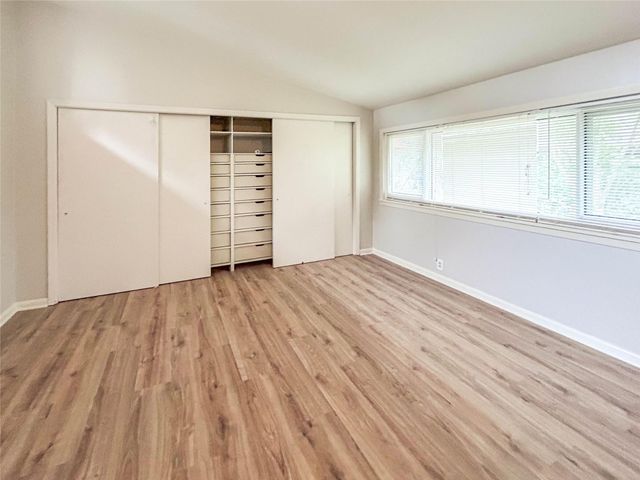 530 Circle Way, Lake Jackson, TX 77566