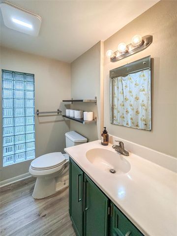 530 Circle Way, Lake Jackson, TX 77566