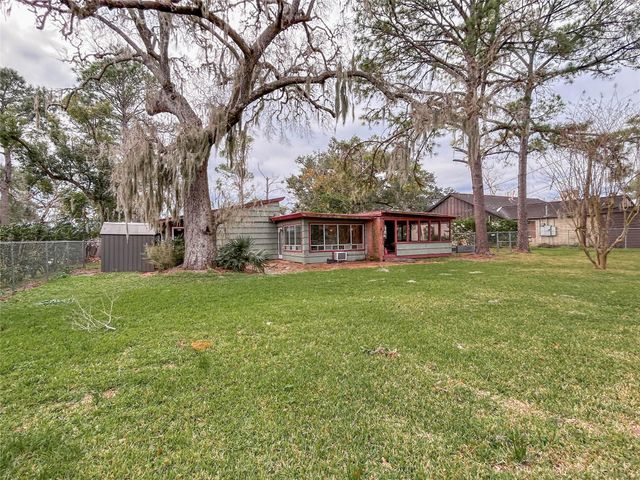 530 Circle Way, Lake Jackson, TX 77566