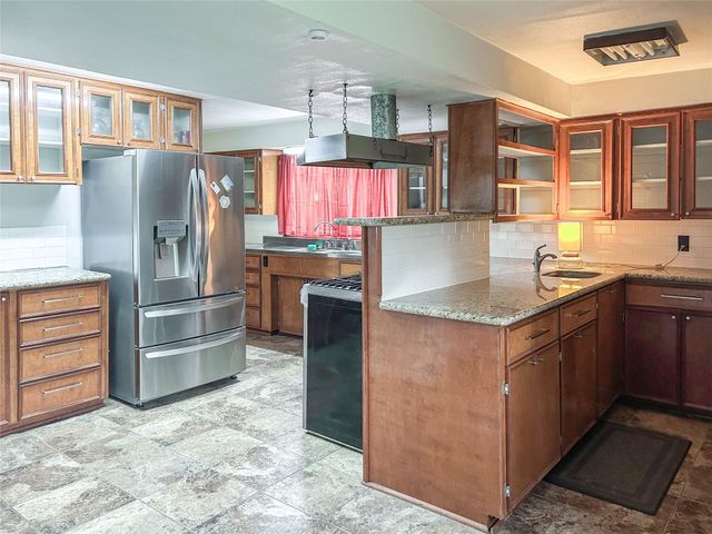 530 Circle Way, Lake Jackson, TX 77566