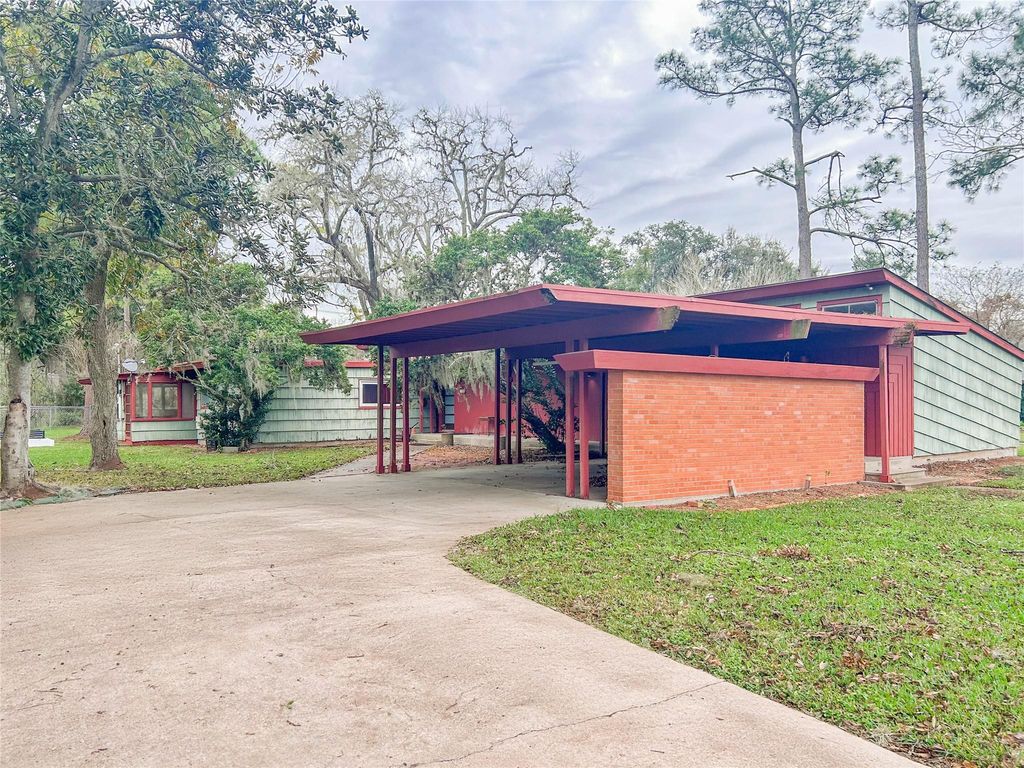 530 Circle Way, Lake Jackson, TX 77566