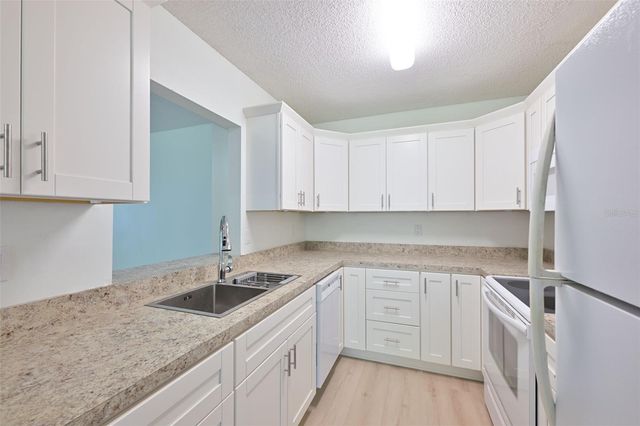 511 FINSBURY CIRCLE B, Sun City Center, FL 33573