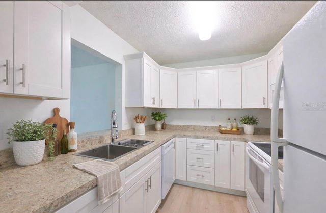 511 FINSBURY CIRCLE B, Sun City Center, FL 33573