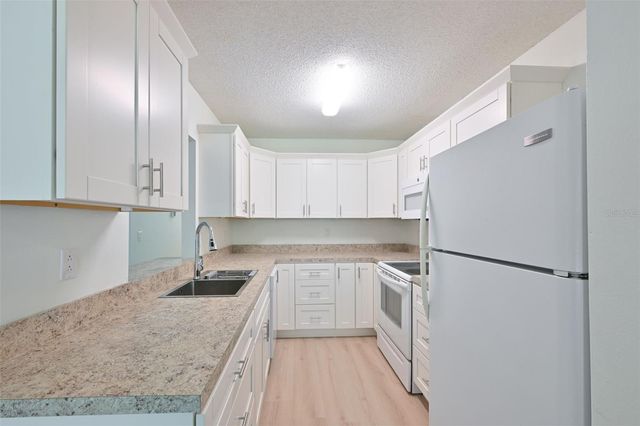 511 FINSBURY CIRCLE B, Sun City Center, FL 33573