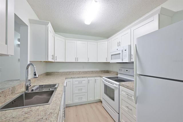 511 FINSBURY CIRCLE B, Sun City Center, FL 33573