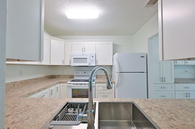 511 FINSBURY CIRCLE B, Sun City Center, FL 33573