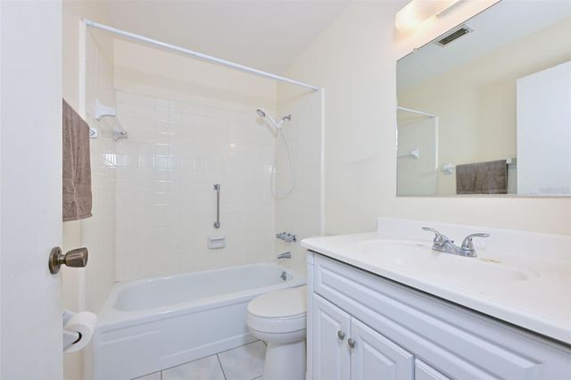 511 FINSBURY CIRCLE B, Sun City Center, FL 33573