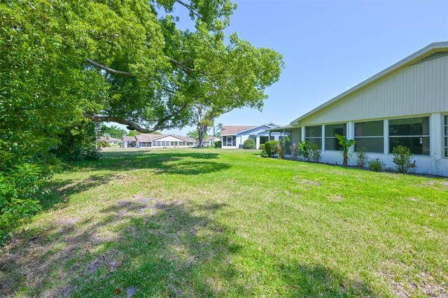 511 FINSBURY CIRCLE B, Sun City Center, FL 33573
