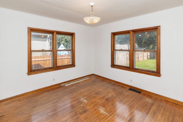 1004 E Washington Avenue, Des Moines, IA 50316