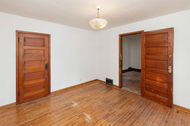 1004 E Washington Avenue, Des Moines, IA 50316