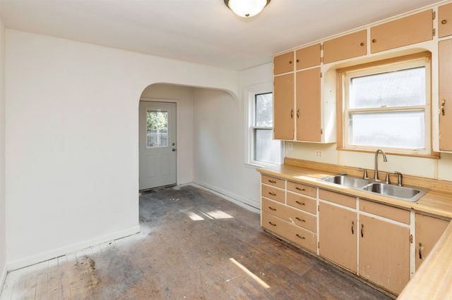 1004 E Washington Avenue, Des Moines, IA 50316