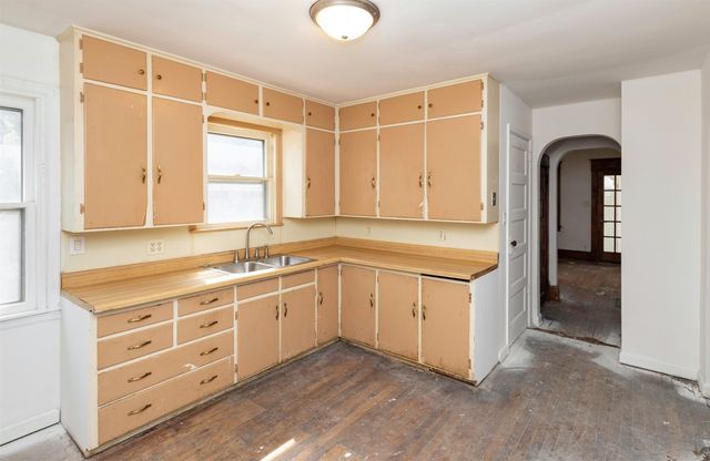 1004 E Washington Avenue, Des Moines, IA 50316