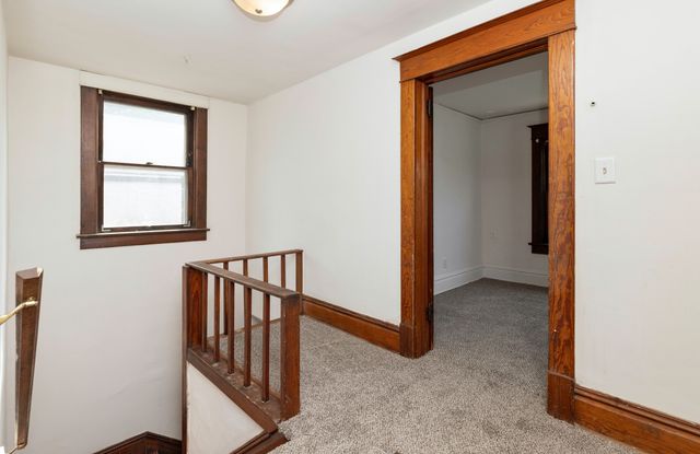 1004 E Washington Avenue, Des Moines, IA 50316