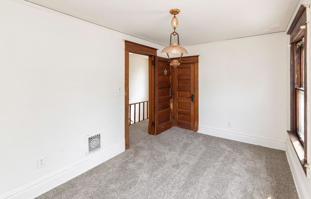 1004 E Washington Avenue, Des Moines, IA 50316